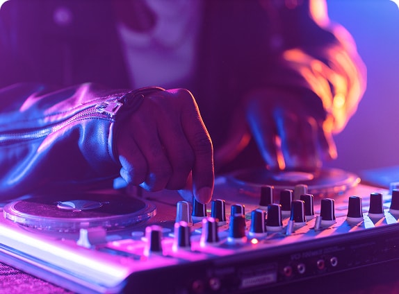 DJ mixant des morceaux en utilisant le BPM et les informations de tonalité