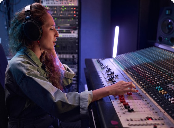 Le producteur vérifie le tempo du morceau pendant la production du beat.